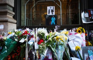David Bowie fans left tributes to him outside his New York City apartment building. (Photo: Getty Images)